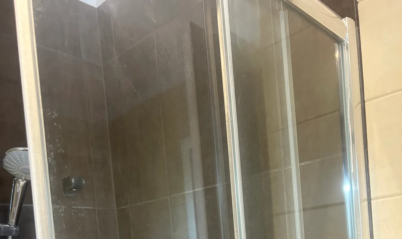 Vízköves zuhanykabin a takarítás előtt